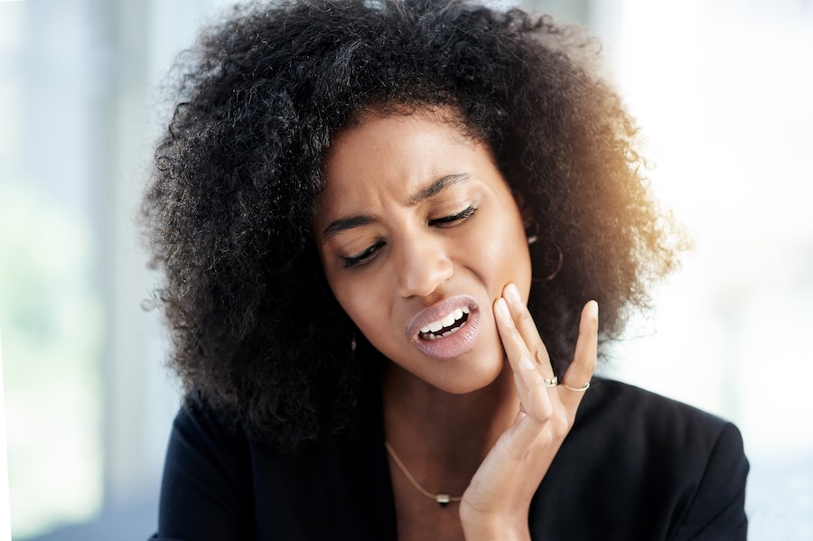 woman with tooth pain, types of tooth pain